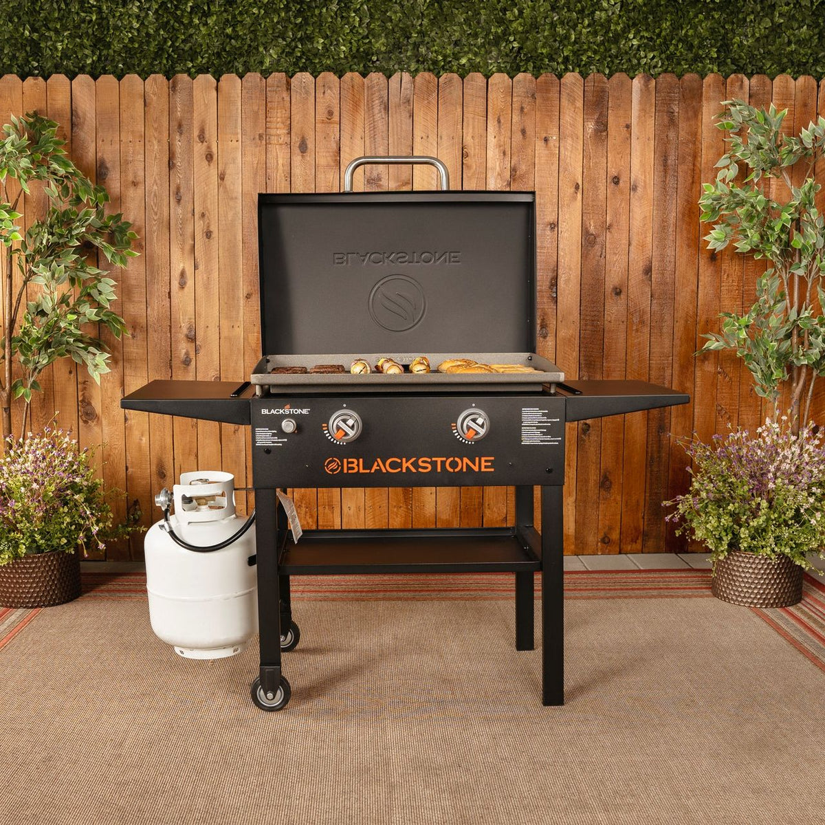 Blackstone 28in Griddle with Hood Gas Barbecue - Black